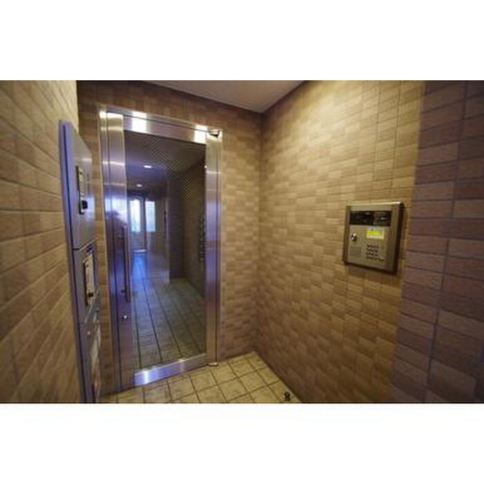 物件外観写真5　(エントランス部分)