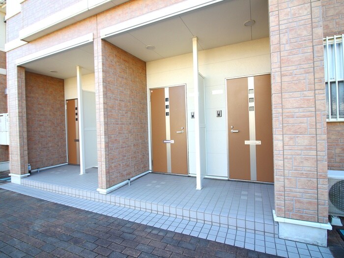 物件外観写真3　(エントランス部分)