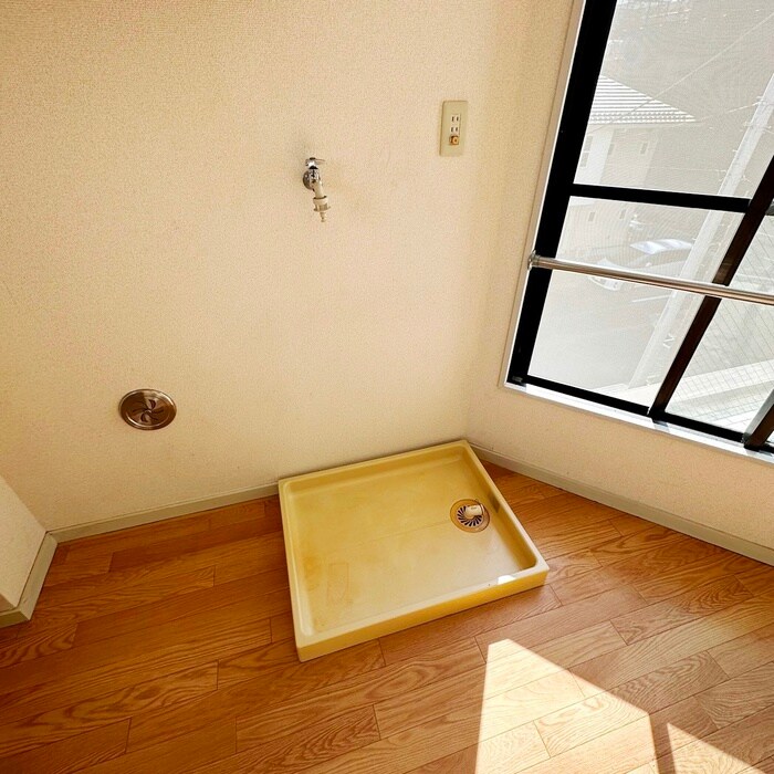 物件内観写真14　(洗濯機置場)