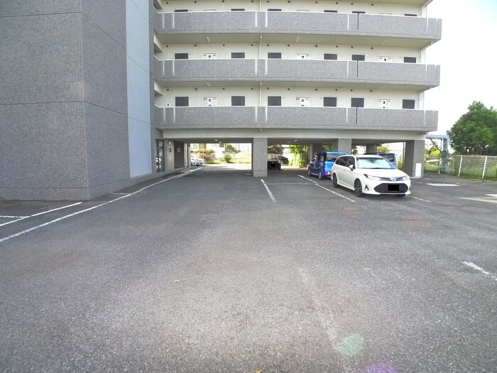 物件外観写真5　(駐車場)