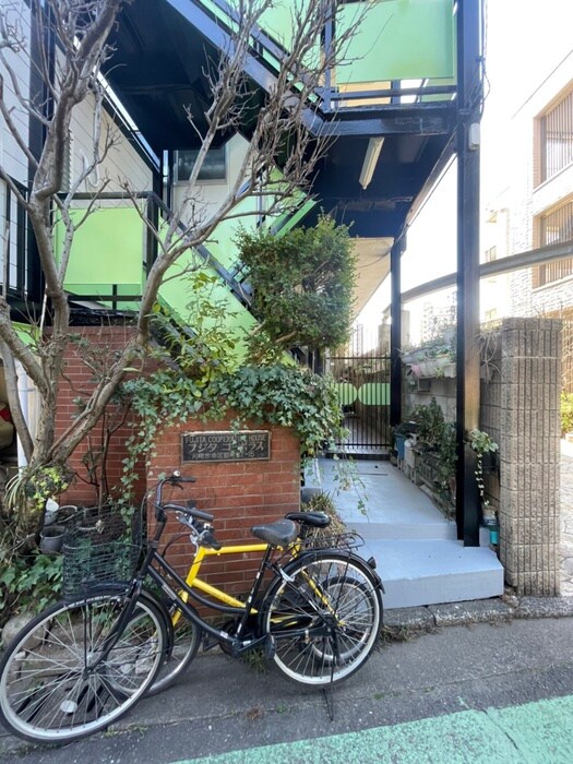 物件外観写真2　(エントランス部分)