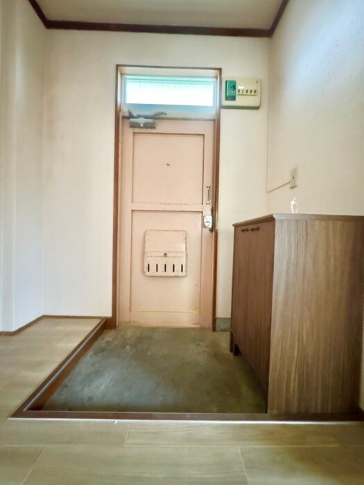 物件内観写真16　(玄関)