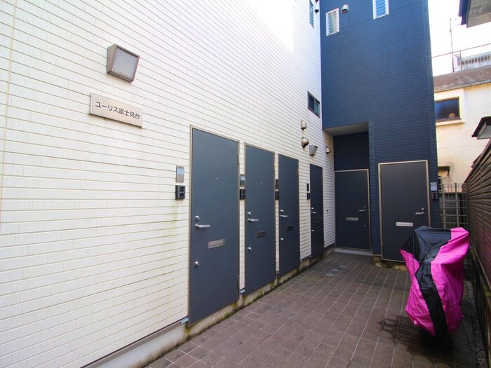 物件外観写真2　(エントランス部分)