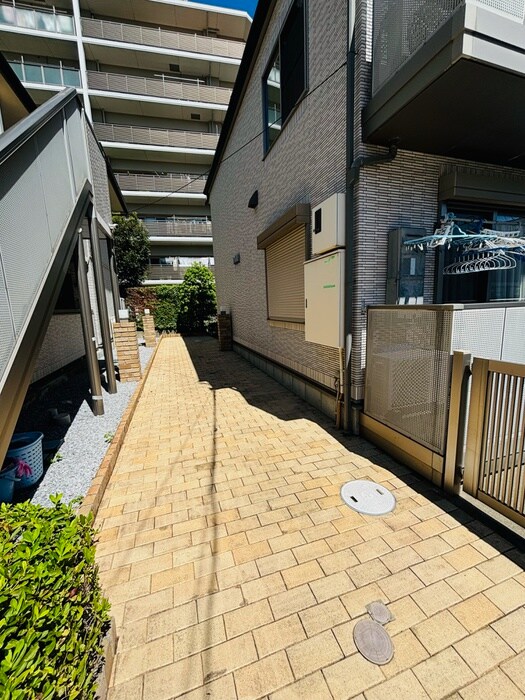 物件外観写真3　(エントランス部分)