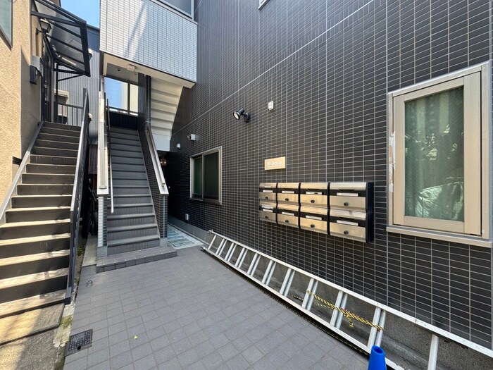 物件外観写真3　(エントランス部分)