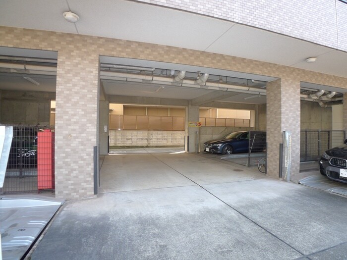 物件外観写真6　(駐車場)