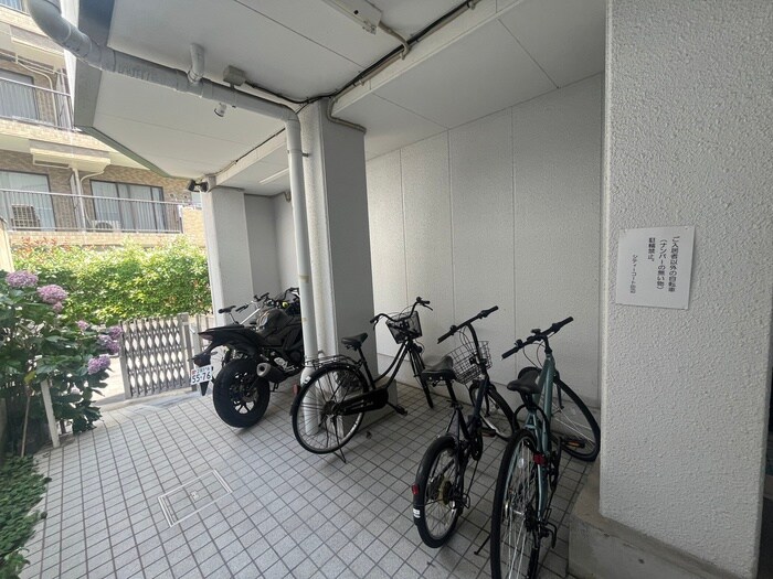 物件外観写真3　(駐輪場)