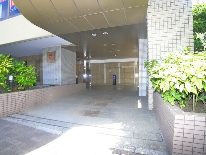 物件外観写真2　(エントランス部分)