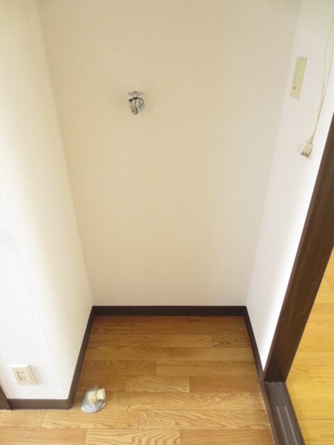 物件内観写真13　(洗濯機置場)