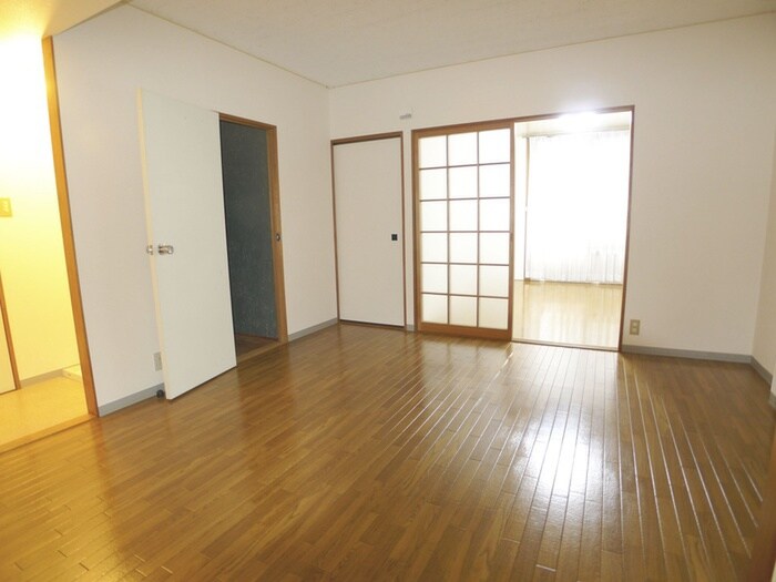 物件内観写真8　(室内からの展望)