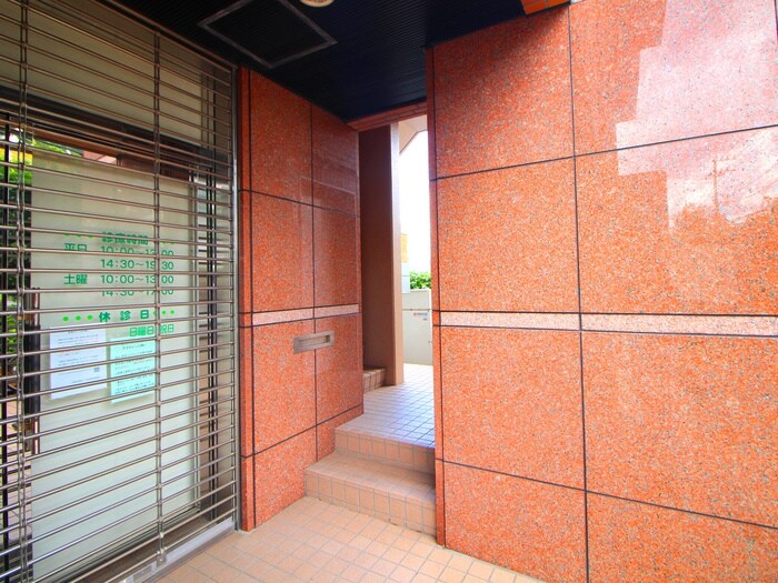 物件外観写真6　(エントランス部分)