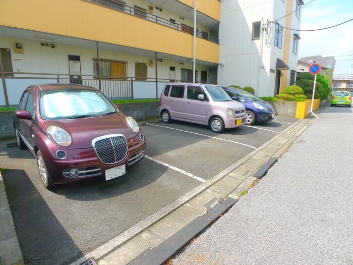 物件外観写真3　(駐車場)