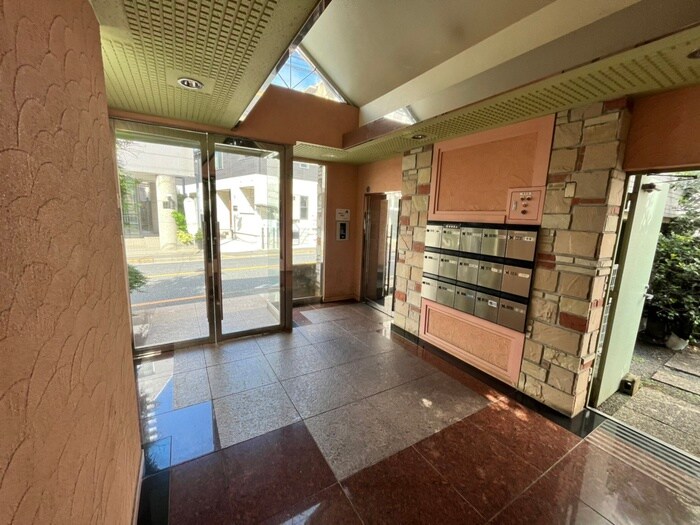 物件外観写真3　(エントランス部分)