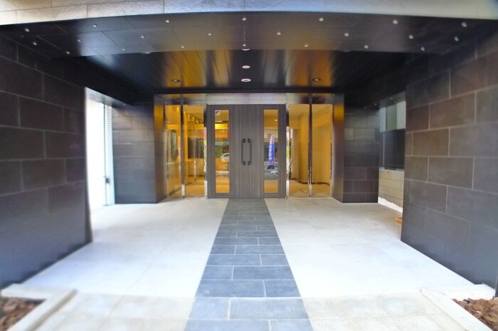 物件外観写真3　(エントランス部分)