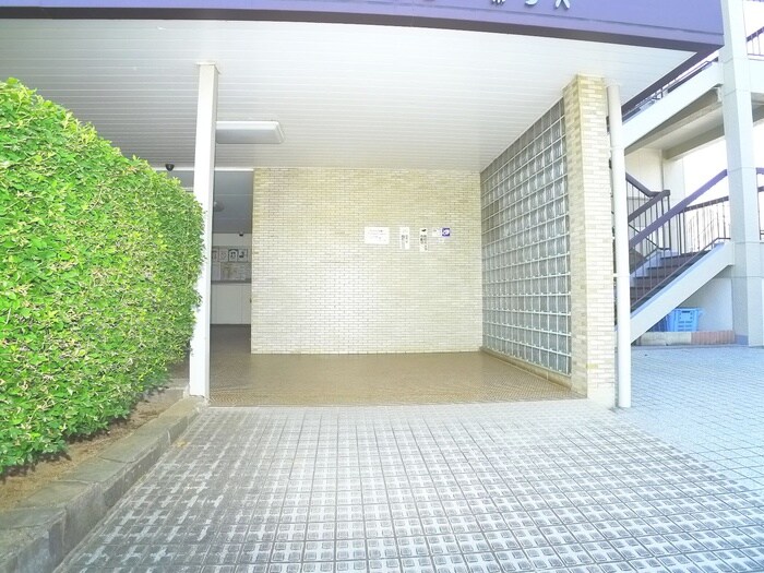 物件外観写真4　(エントランス部分)