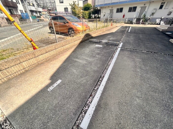 物件外観写真5　(駐車場)