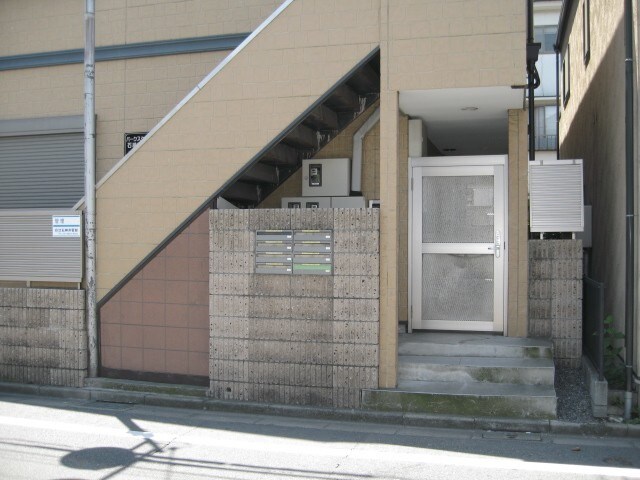 物件外観写真3　(エントランス部分)