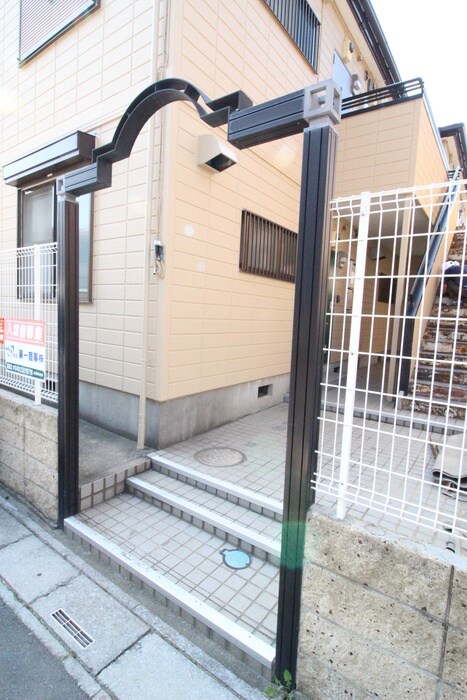 物件外観写真6　(エントランス部分)