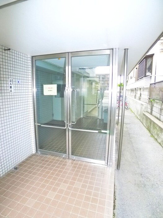 物件外観写真2　(エントランス部分)