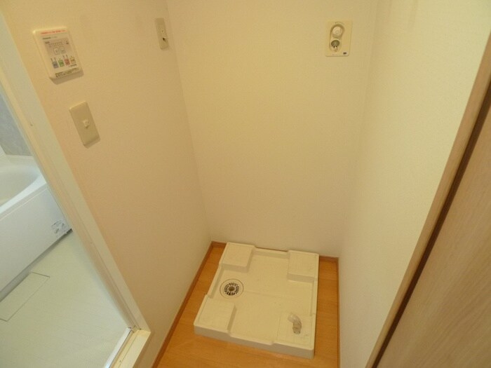 物件内観写真16　(洗濯機置場)