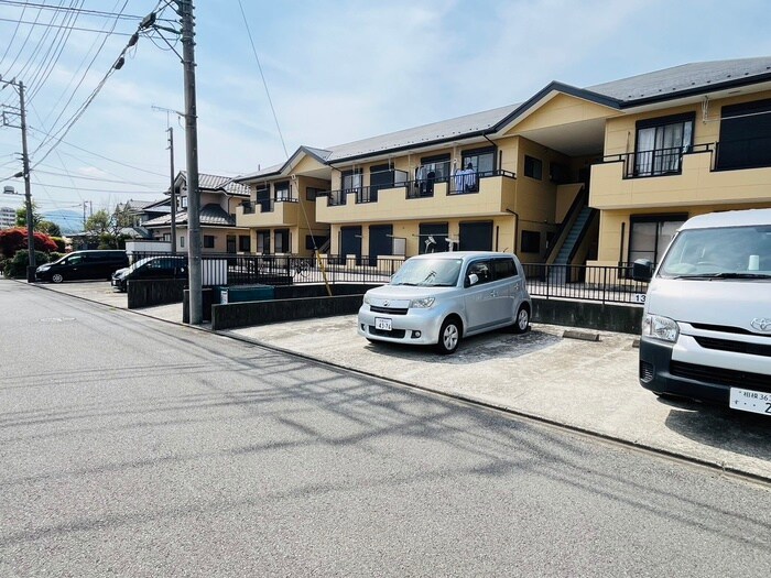 物件外観写真6　(駐車場)