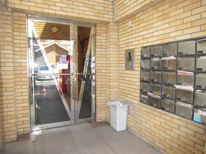 物件外観写真5　(エントランス部分)