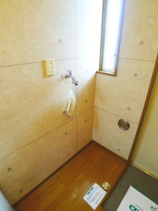 物件内観写真16　(洗濯機置場)