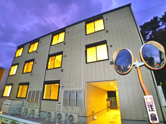 物件外観写真1　(エントランス部分)