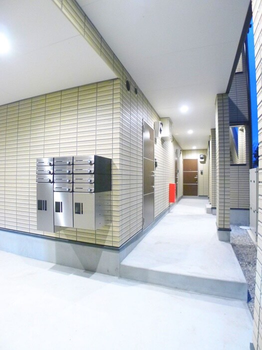 物件外観写真3　(エントランス部分)