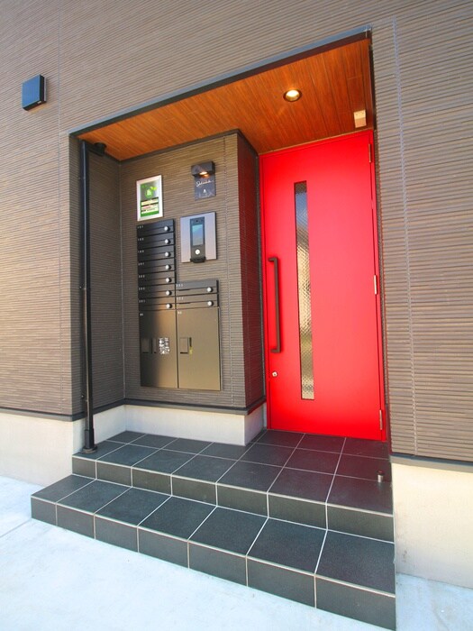 物件外観写真2　(エントランス部分)