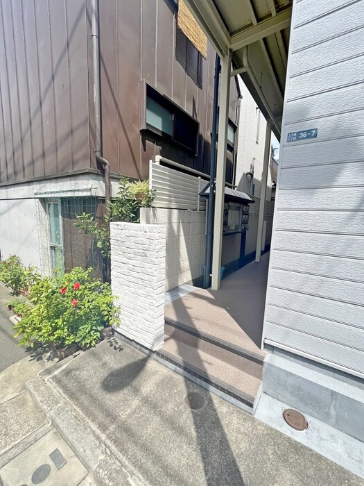 物件外観写真2　(エントランス部分)