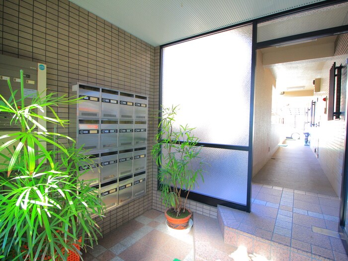 物件外観写真3　(エントランス部分)