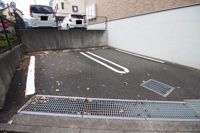 物件外観写真3　(駐車場)