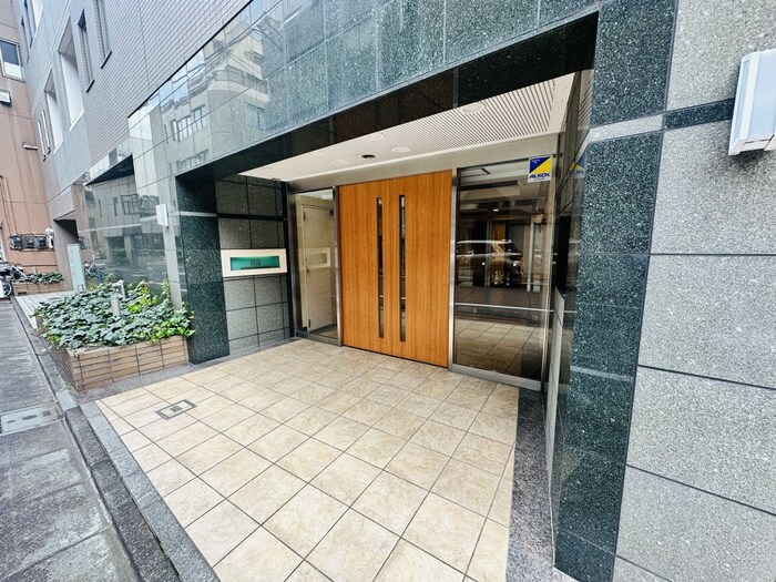 物件外観写真2　(エントランス部分)