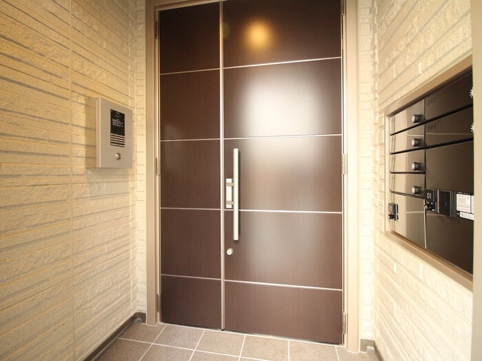 物件外観写真3　(エントランス部分)