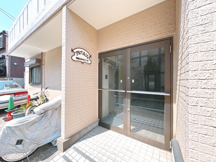 物件外観写真2　(エントランス部分)