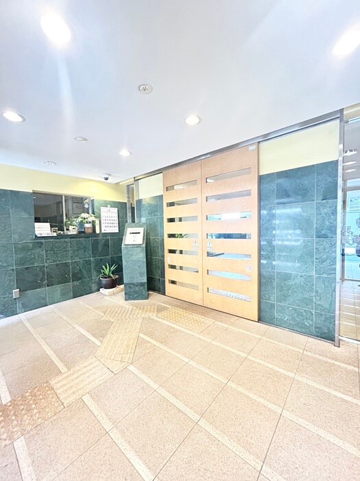 物件外観写真4　(エントランス部分)