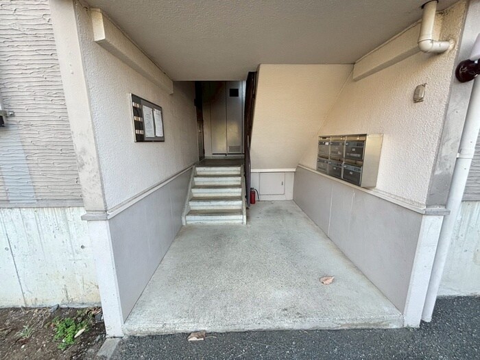 物件外観写真5　(エントランス部分)