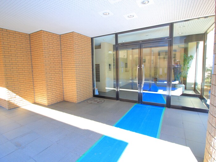 物件外観写真2　(エントランス部分)