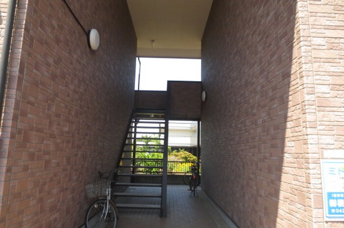 物件外観写真6　(エントランス部分)