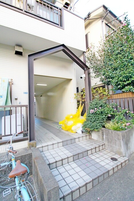 物件外観写真2　(エントランス部分)