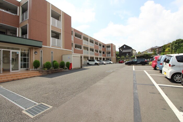 物件外観写真6　(駐車場)