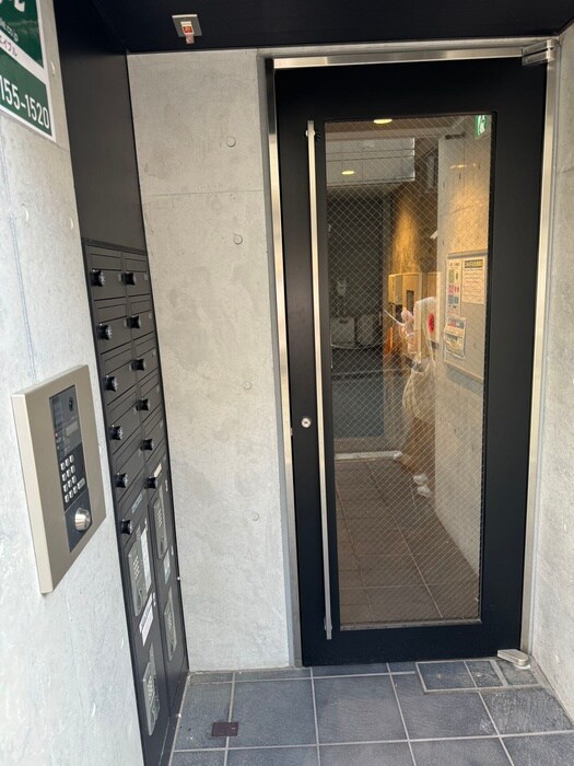 物件外観写真2　(エントランス部分)