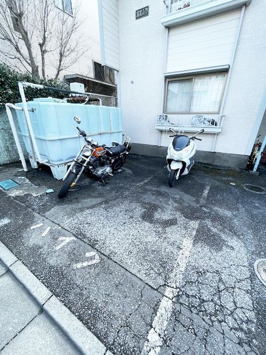 物件外観写真4　(バイク置き場)
