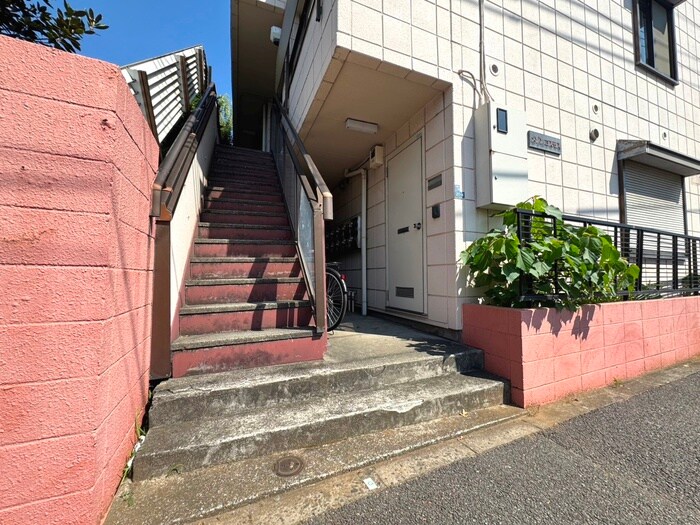 物件外観写真4　(エントランス部分)