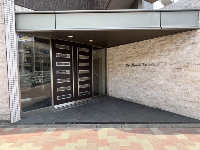 物件外観写真2　(エントランス部分)