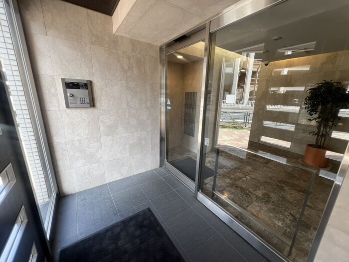 物件外観写真3　(エントランス部分)