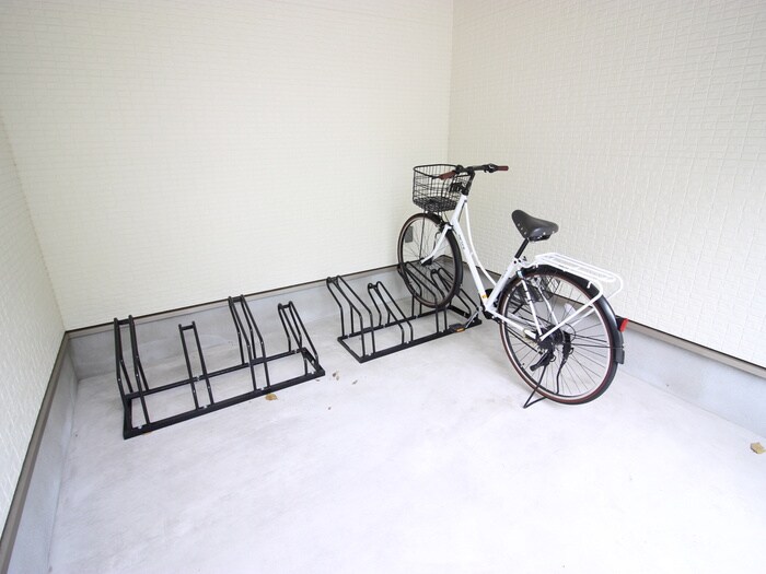 物件外観写真4　(駐輪場)