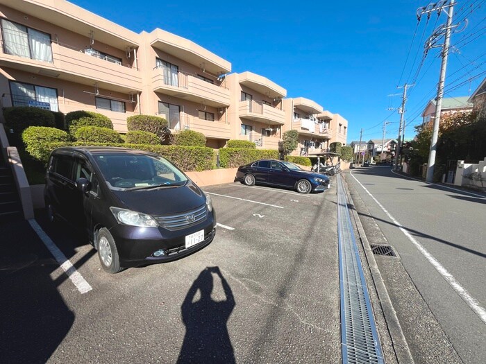 物件外観写真3　(駐車場)