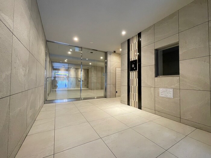 物件外観写真2　(エントランス部分)